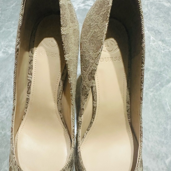 GUESS Heel To Toe Monogram Signature Neutral High Heels Women’s Shoes SZ 8 - Picture 4 of 9